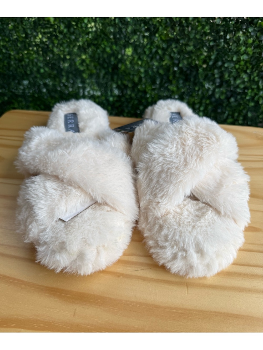 SERRA Women’s Faux Fur Slides Size 9/10 Ivory Cream Plush Slippers NWT